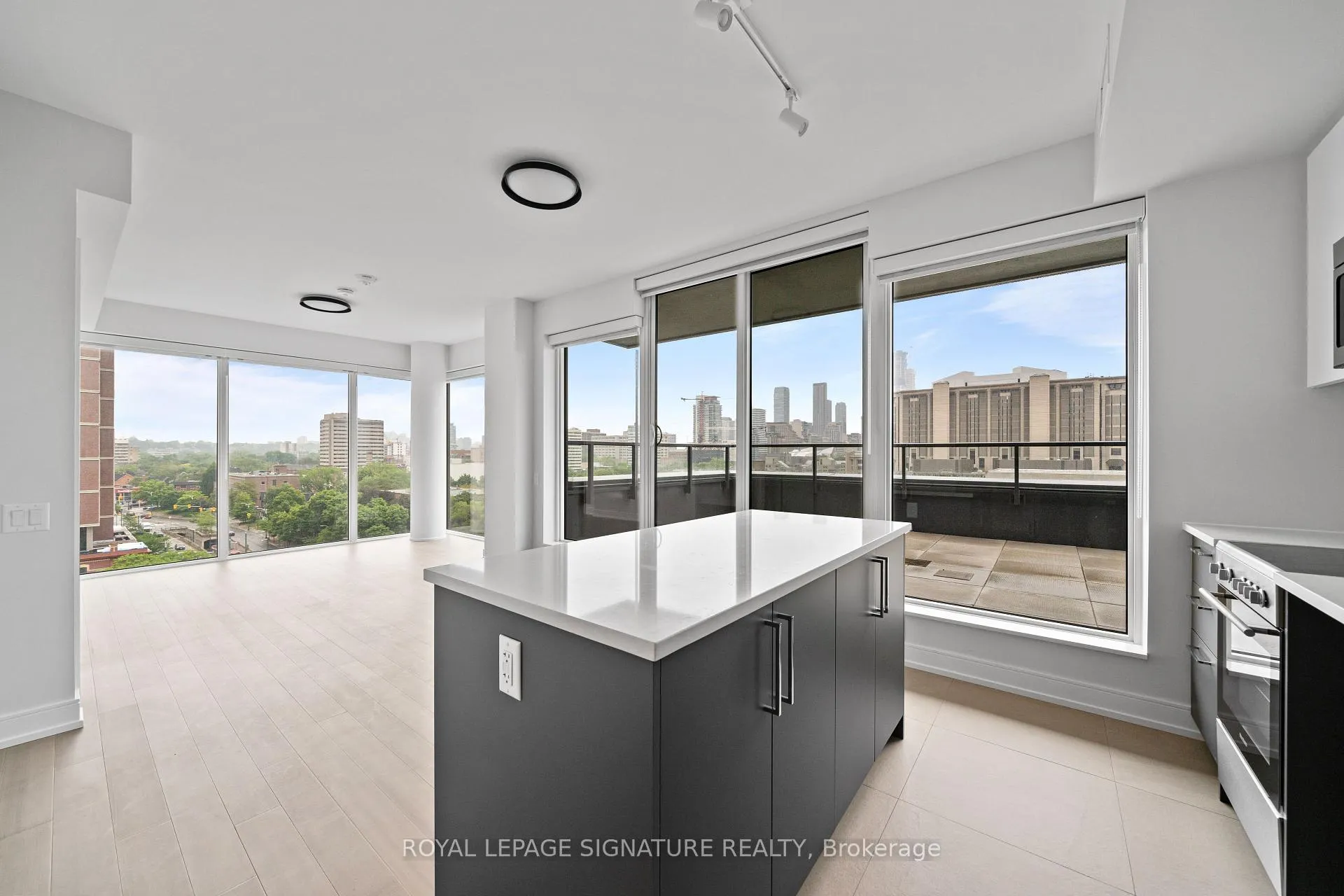 Front of Unit 1003, 664 Spadina Avenue NE