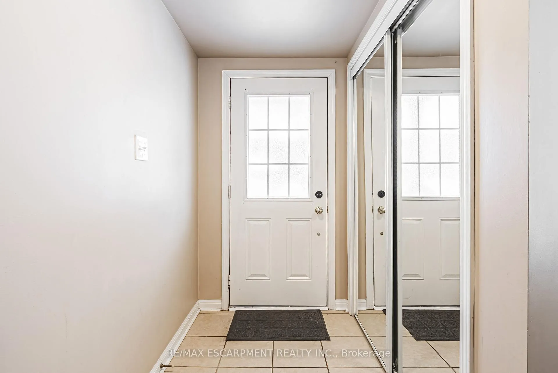 Photo 4 of Unit 49, 470 Beach Boulevard, Hamilton, Hamilton Beach — HOMEH