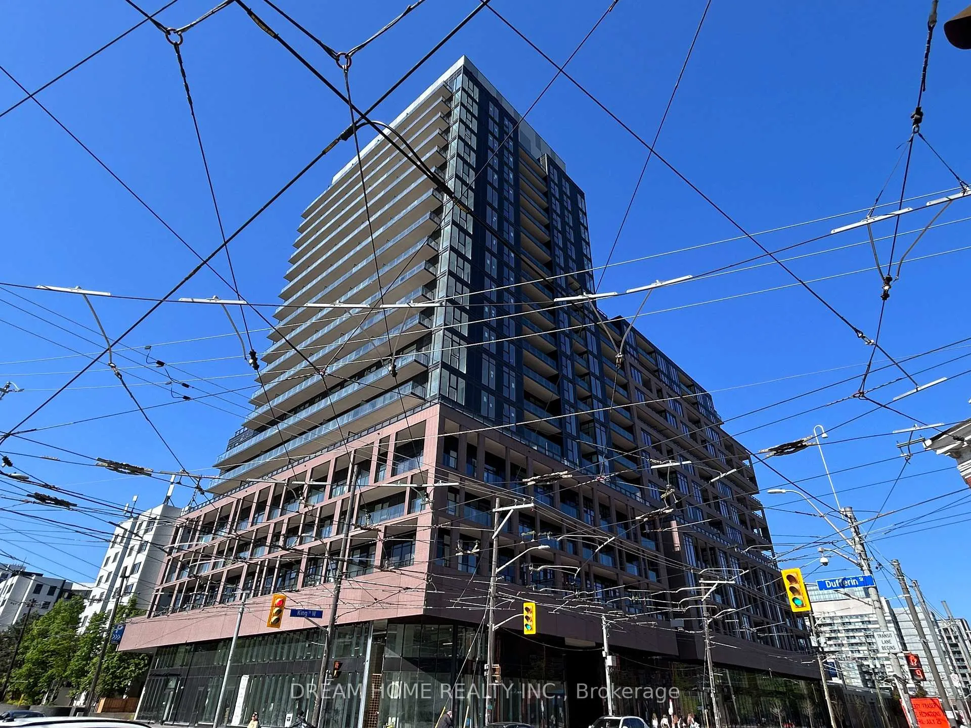 Front of Unit 810, 285 Dufferin Street
