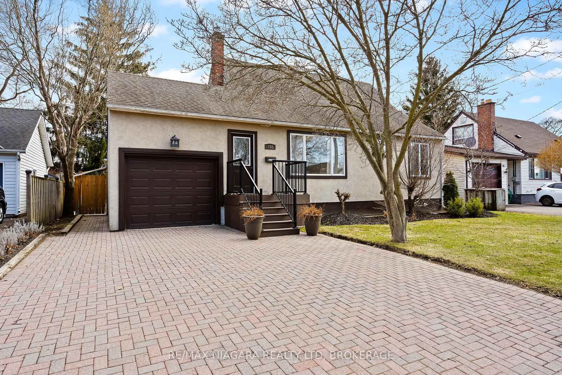 Front of 148 Lakeshore Road