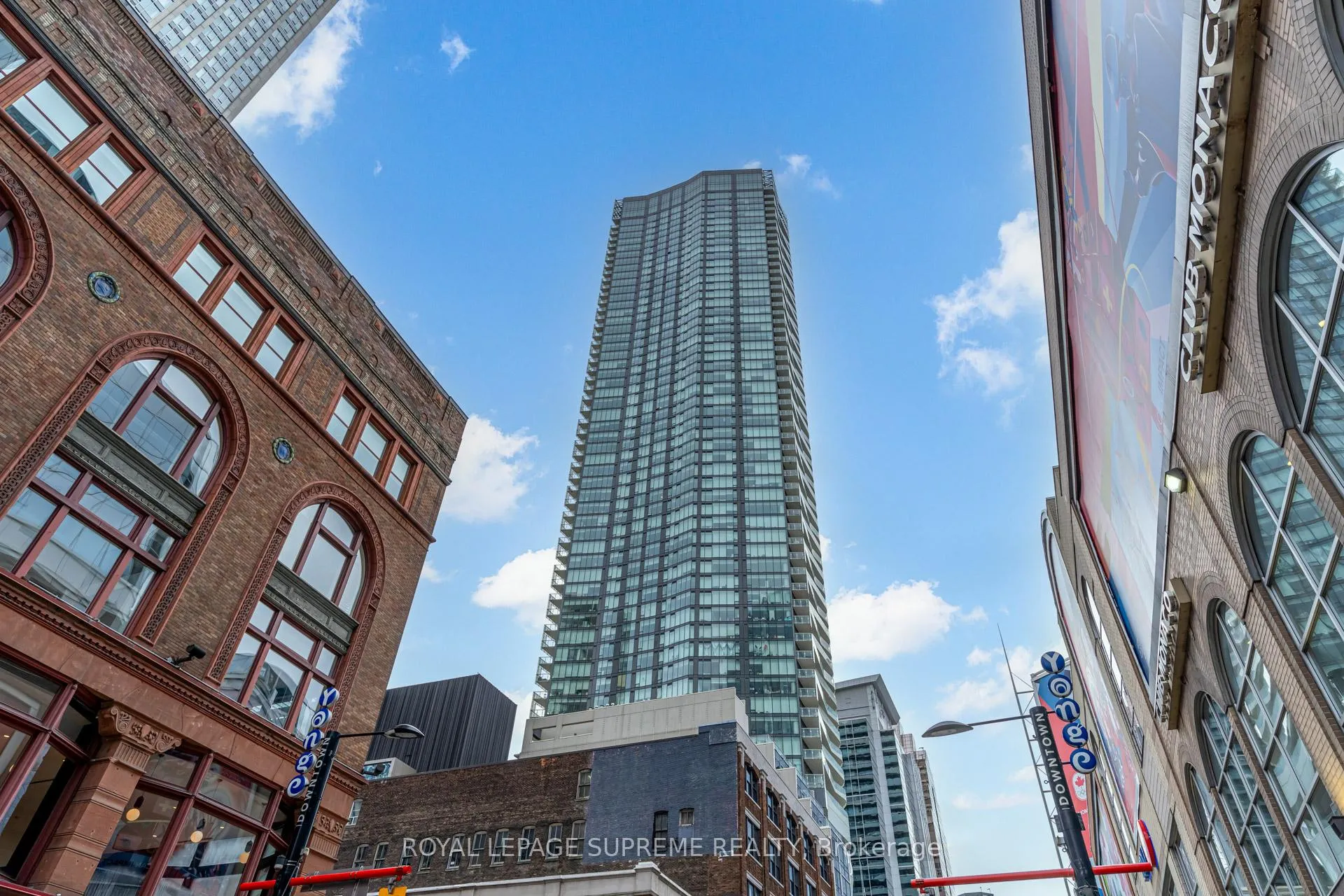 Front of Unit 2112, 197 Yonge Street