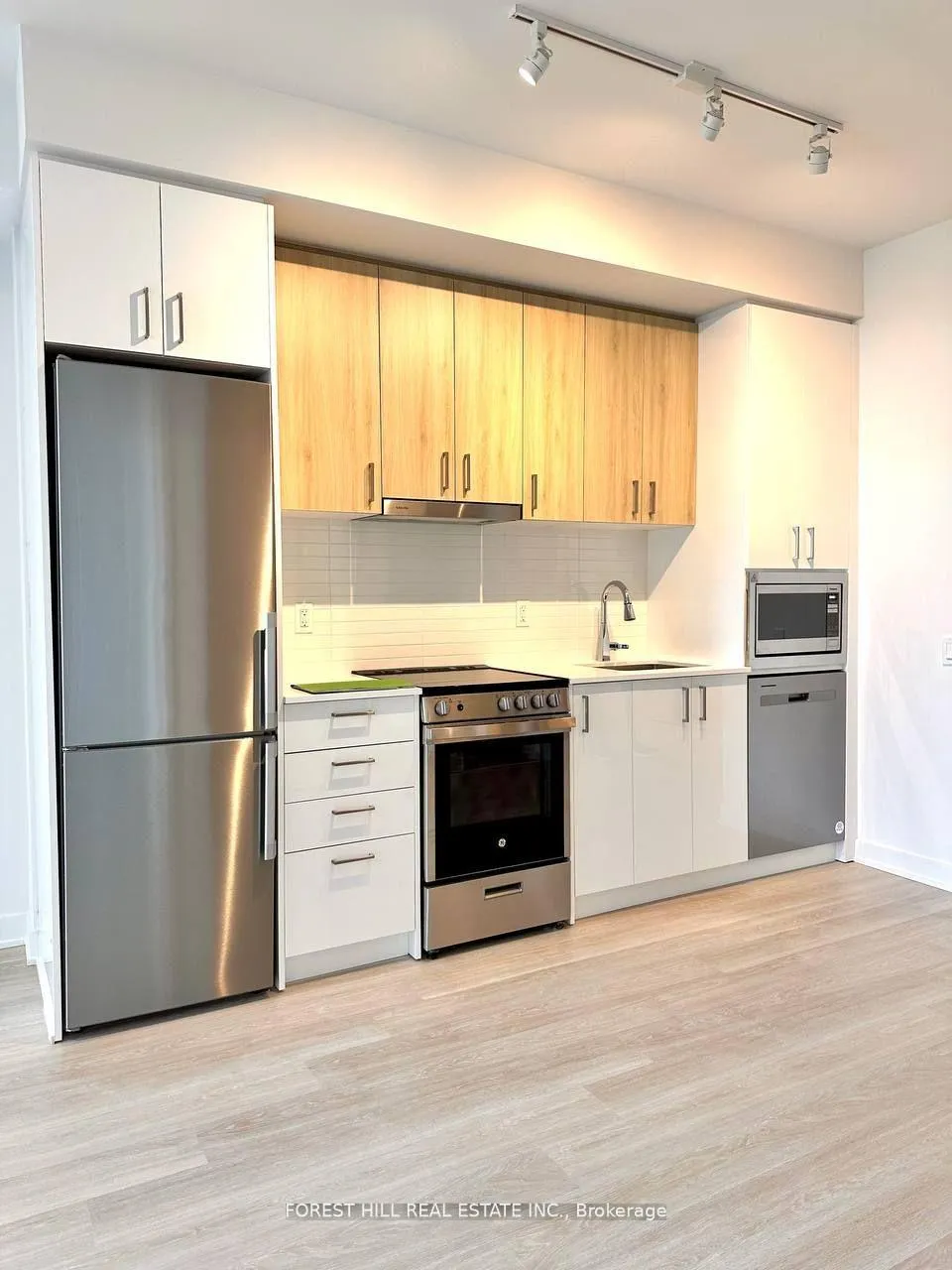 Photo 3 of Unit B1804, 50 Upper Mall Way, Vaughan, Brownridge — HOMEH