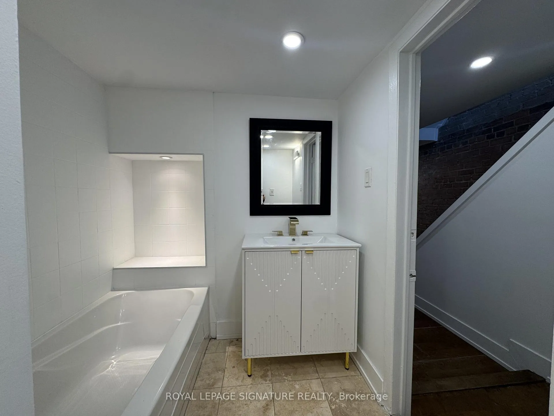 Photo 17 of Unit Main & Lower, 25 Firstbrooke Road, Toronto, East End-Danforth — HOMEH