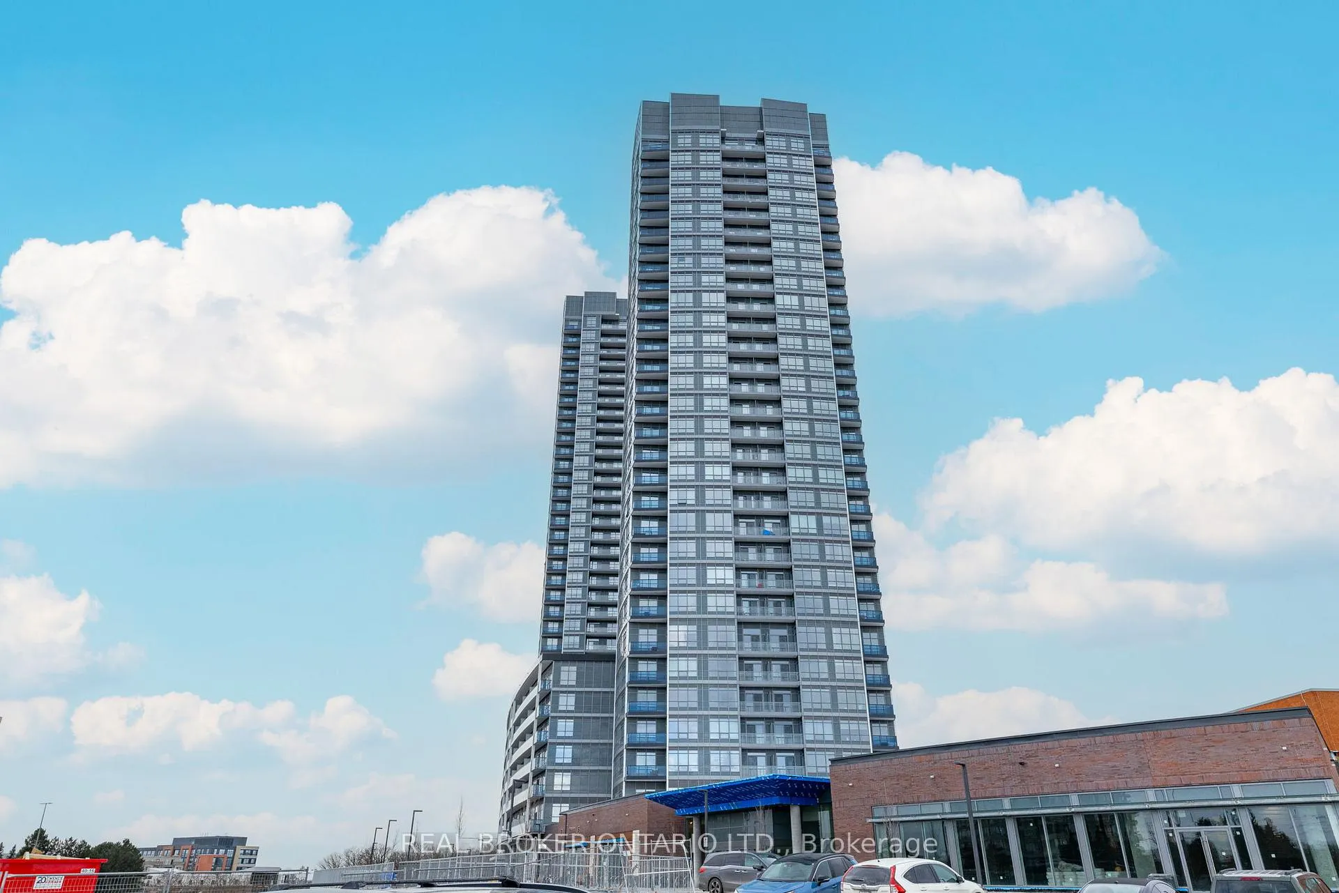 Front of Unit 801, 30 Upper Mall Way