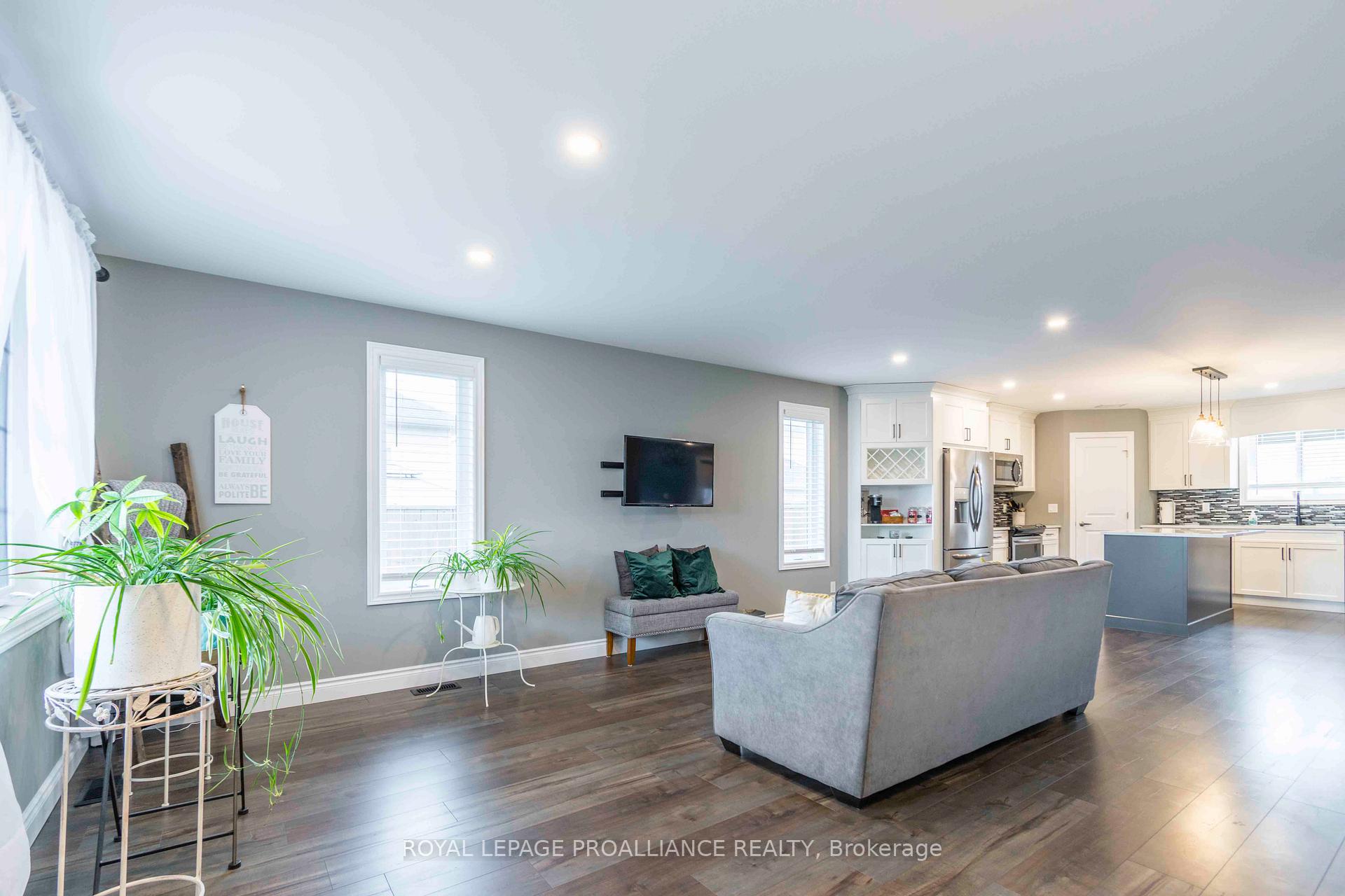 Photo 5 of 38 Deacon Place, Belleville, Belleville Ward — HOMEH