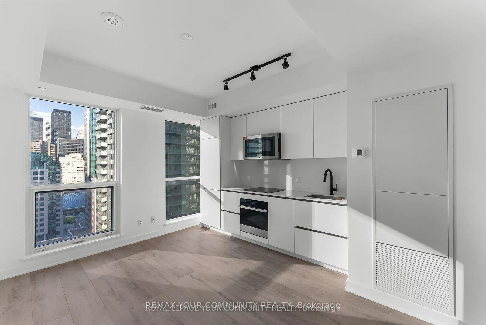 Photo 2 of Unit 4502, 327 King Street W, Toronto, Waterfront Communities — HOMEH