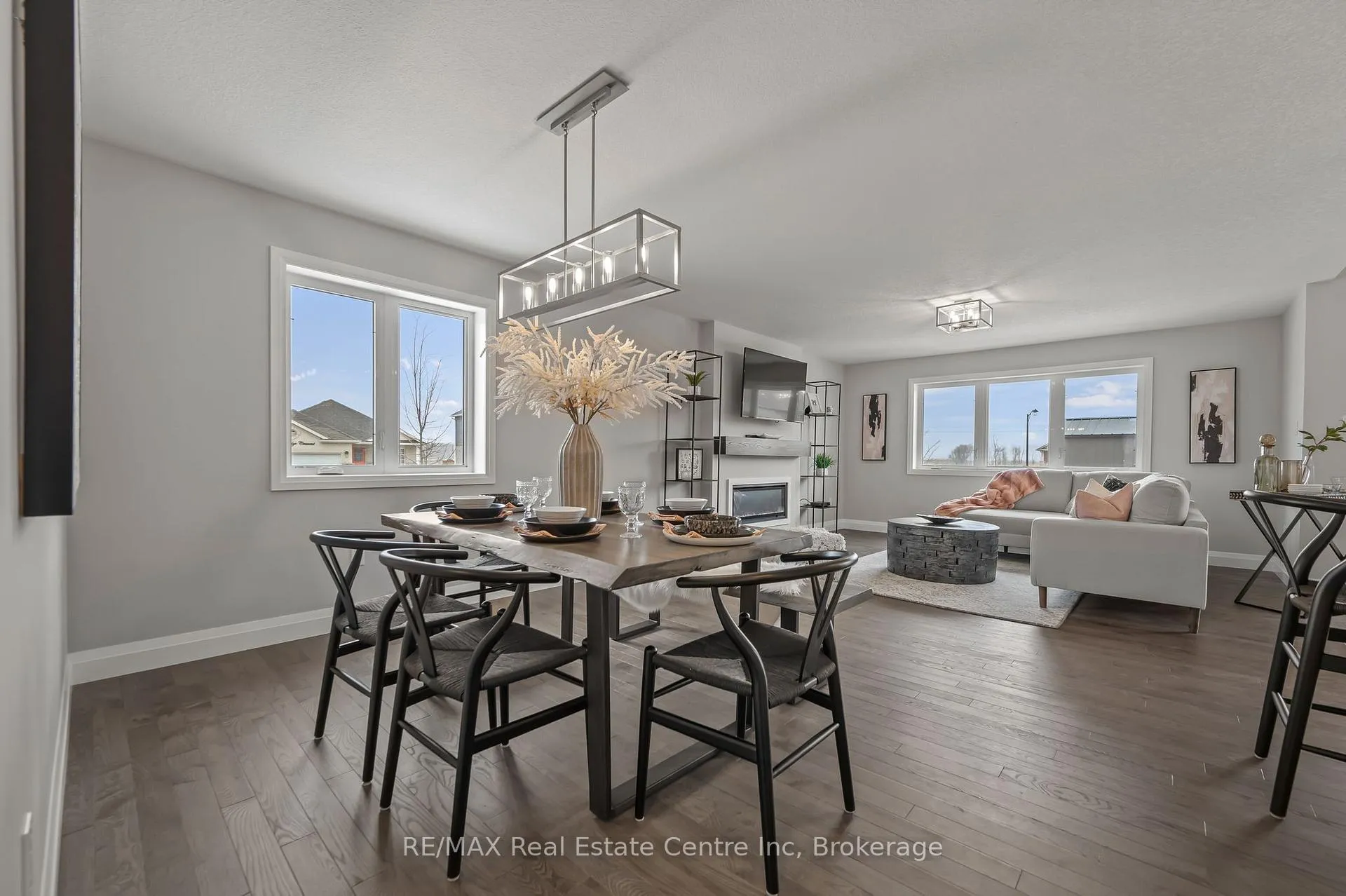 Photo 2 of 222 Bridge Crescent, Minto — HOMEH