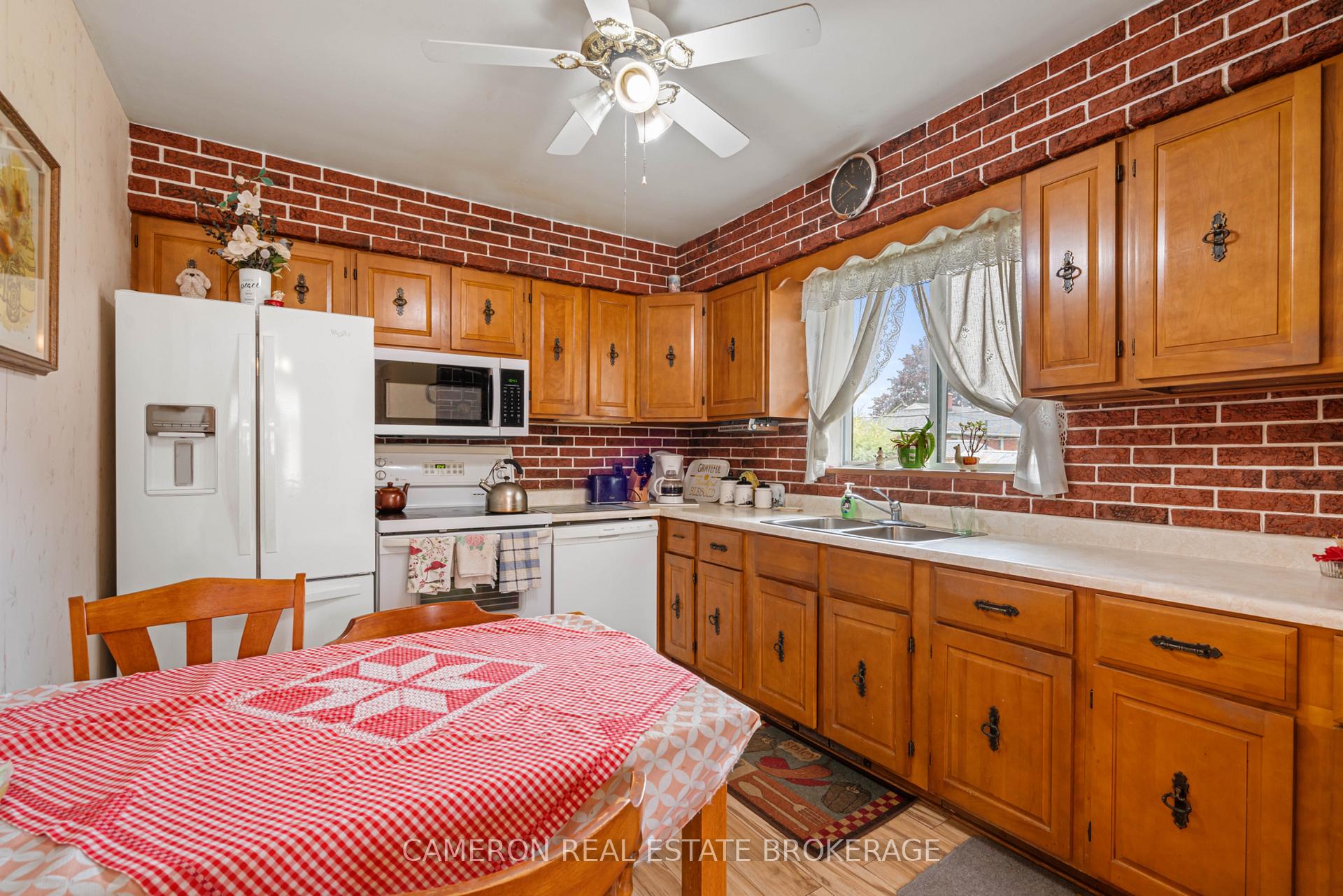Photo 6 of 611 Carleton Street, Cornwall — HOMEH