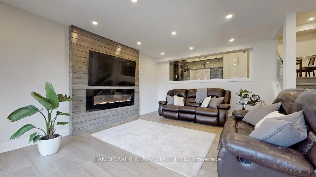 Photo 2 of 107 Milestone Crescent, Aurora, Aurora Village — HOMEH