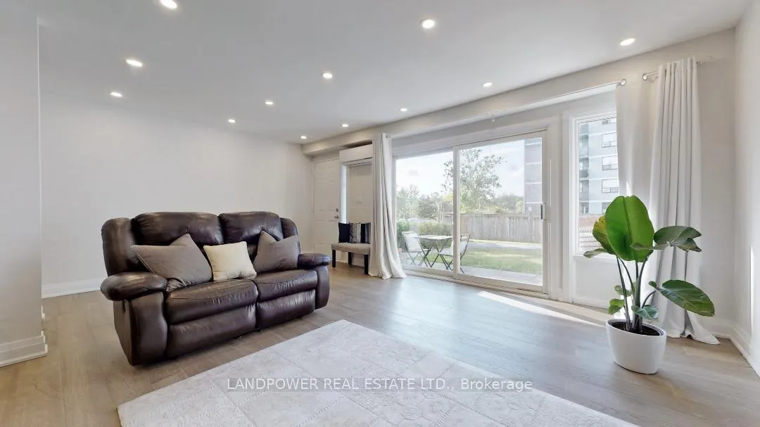 Photo 3 of 107 Milestone Crescent, Aurora, Aurora Village — HOMEH