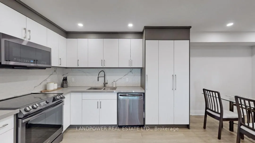 Photo 4 of 107 Milestone Crescent, Aurora, Aurora Village — HOMEH