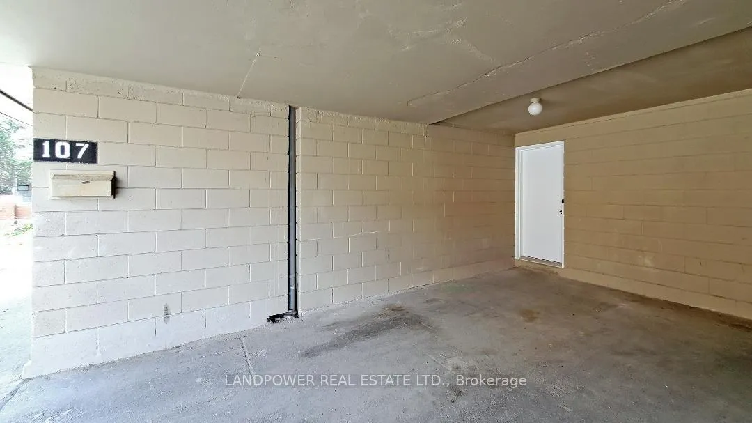 Photo 17 of 107 Milestone Crescent, Aurora, Aurora Village — HOMEH