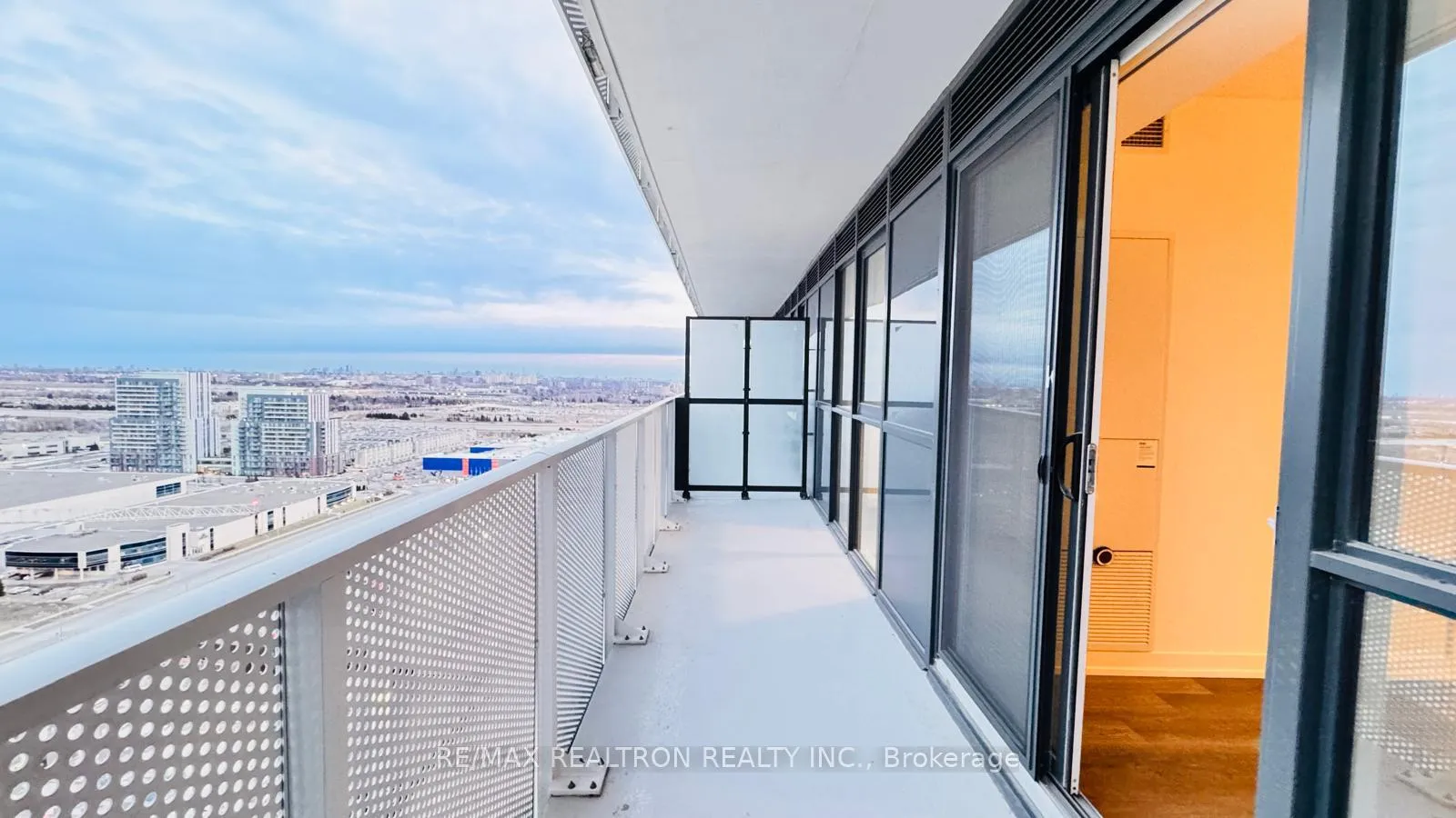Photo 5 of Unit 2817, 195 Commerce Street, Vaughan, Vaughan Corporate Centre — HOMEH