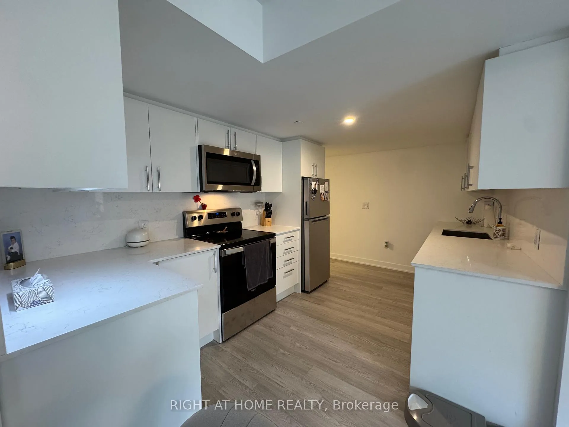 Photo 4 of Unit 320, 3 Starthgowan Avenue, Toronto, Lawrence Park South — HOMEH