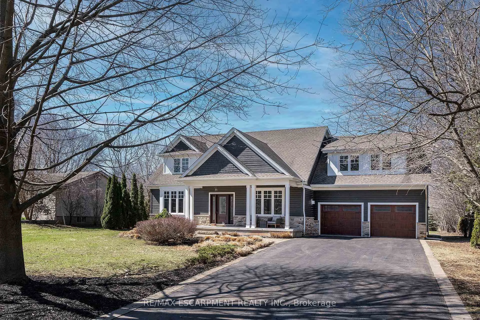 Photo 2 of 400 Hamilton Drive, Hamilton, Ancaster — HOMEH