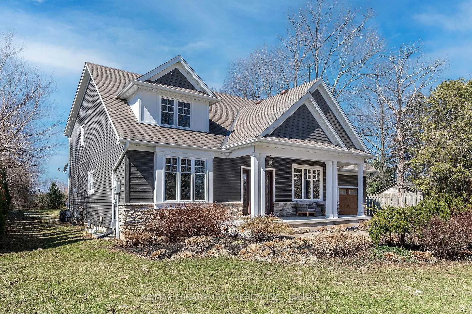 Photo 3 of 400 Hamilton Drive, Hamilton, Ancaster — HOMEH