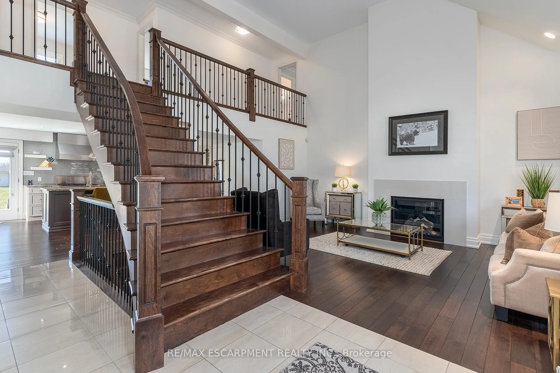 Photo 5 of 400 Hamilton Drive, Hamilton, Ancaster — HOMEH