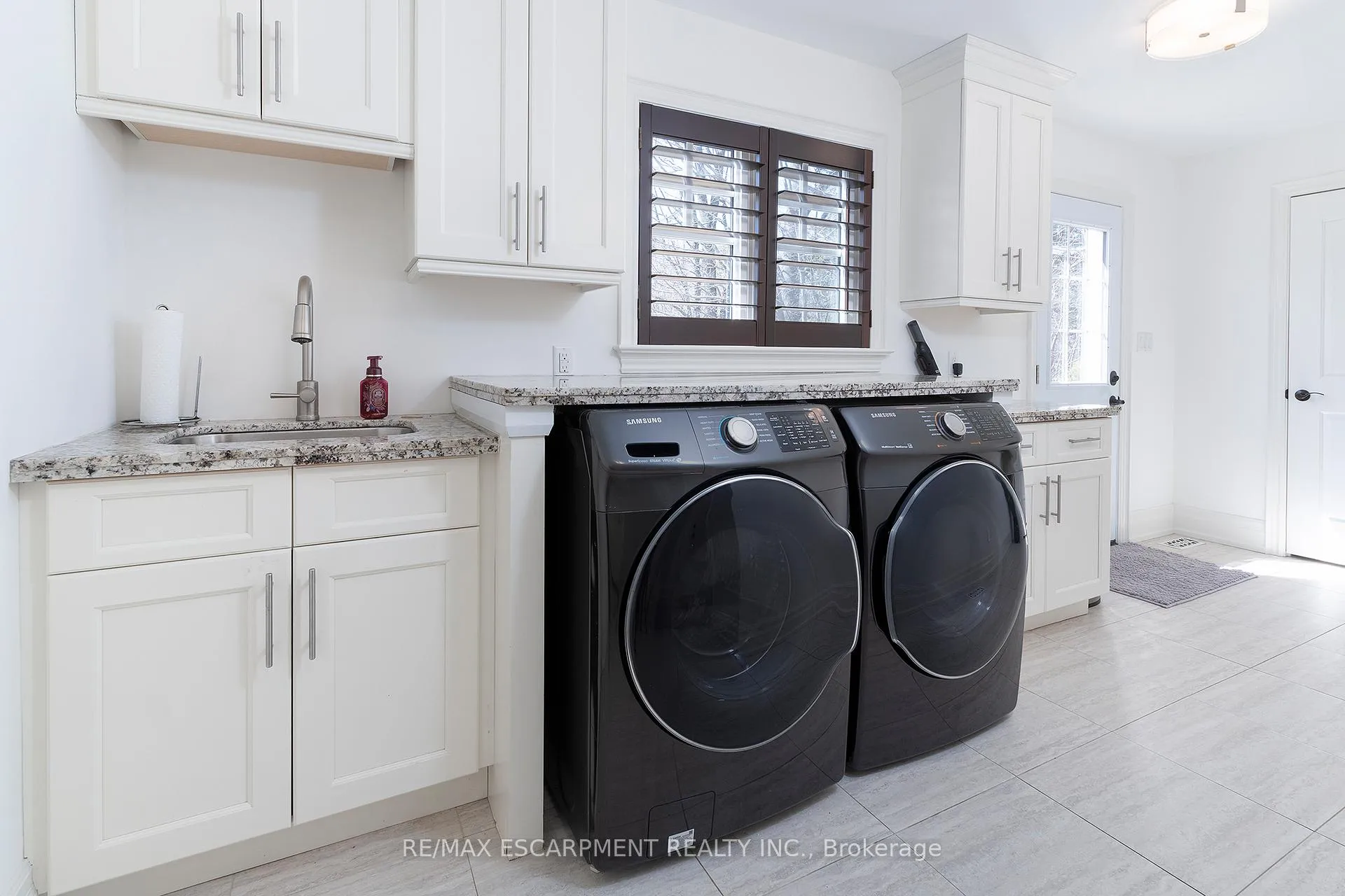 Photo 14 of 400 Hamilton Drive, Hamilton, Ancaster — HOMEH