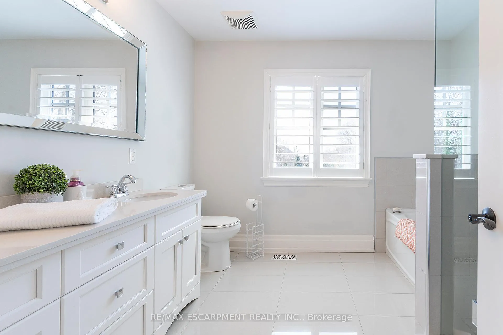 Photo 20 of 400 Hamilton Drive, Hamilton, Ancaster — HOMEH