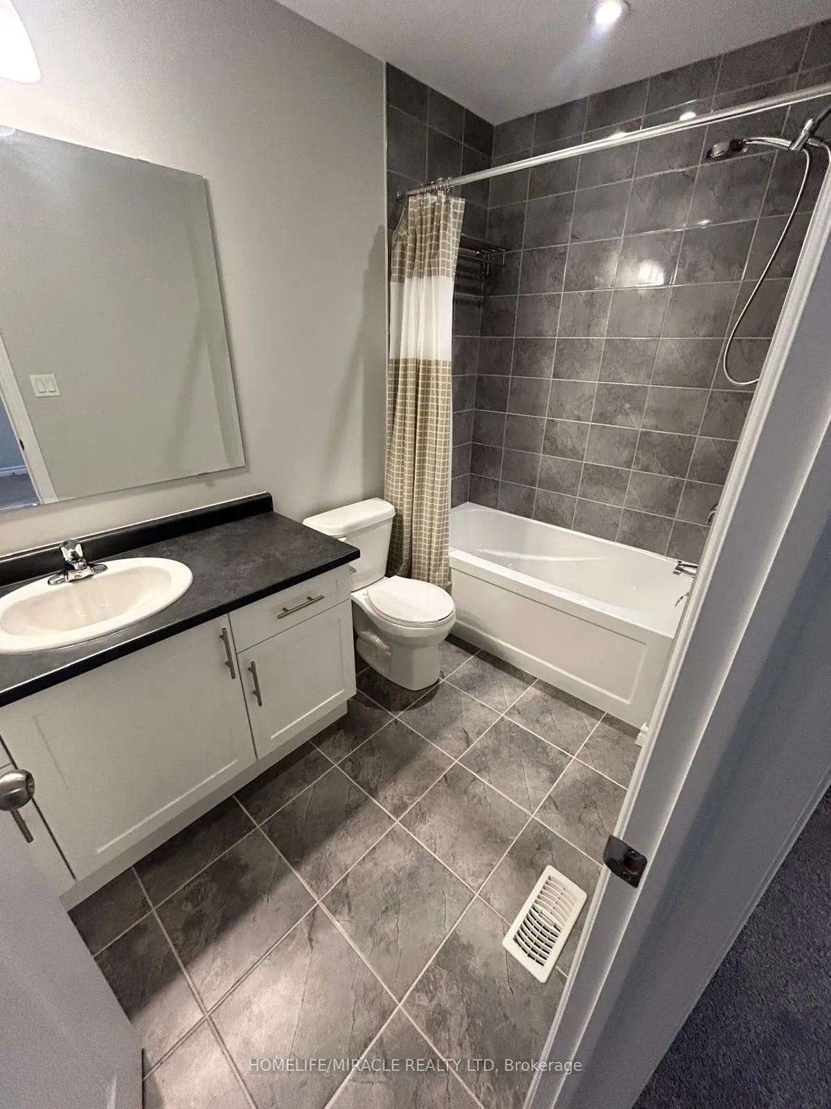 Photo 18 of 174 Forest Creek Drive, Kitchener — HOMEH