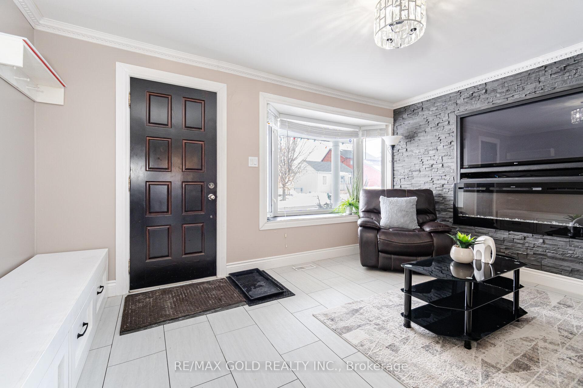 Photo 4 of 27 Brock Street, Ajax, Central — HOMEH