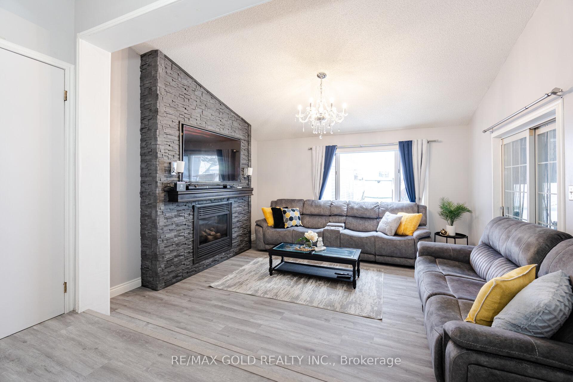 Photo 13 of 27 Brock Street, Ajax, Central — HOMEH