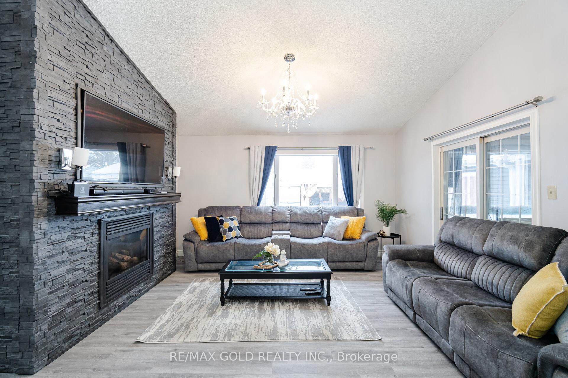 Photo 14 of 27 Brock Street, Ajax, Central — HOMEH