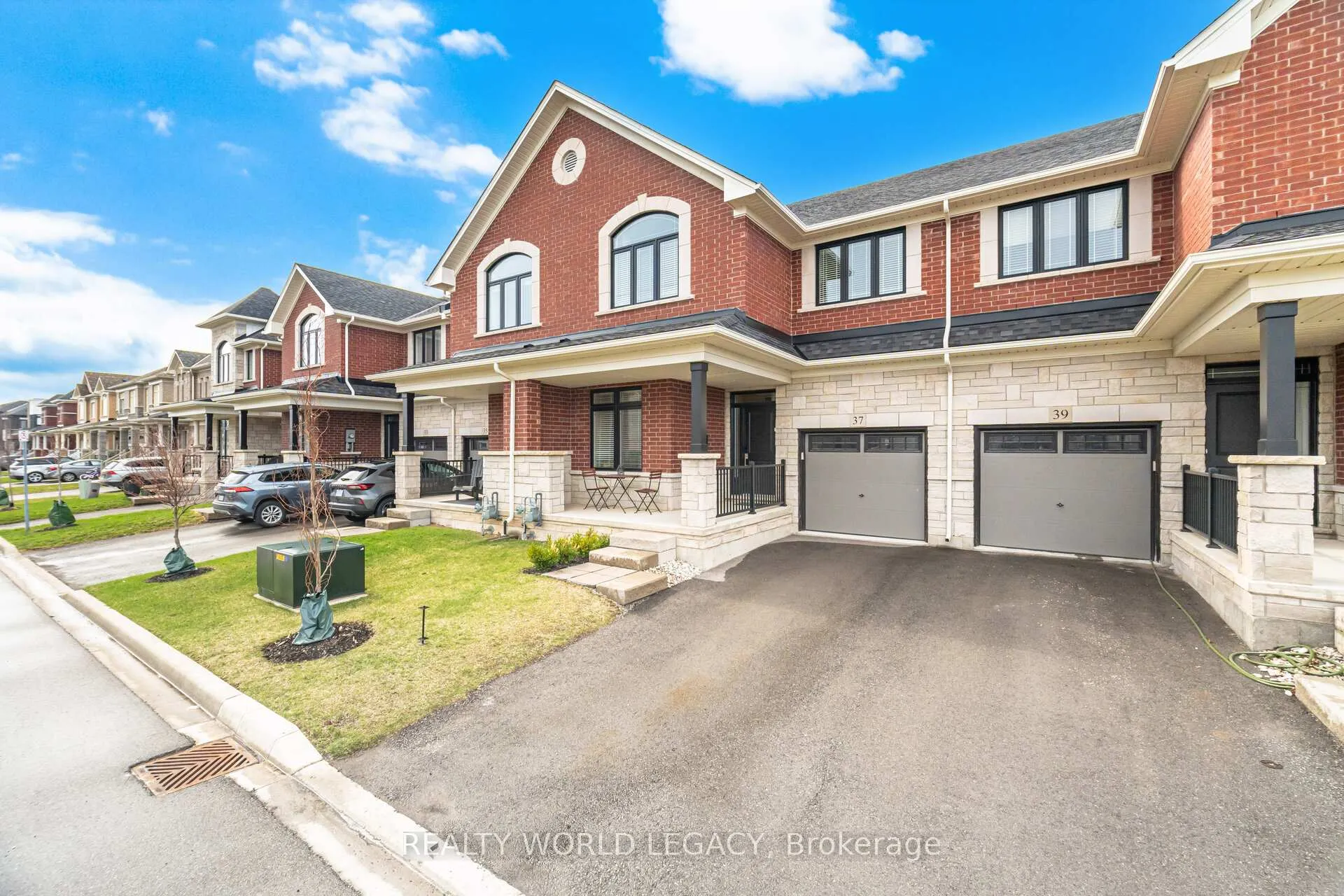 Photo 2 of 37 Westfield Crescent, Hamilton, Waterdown — HOMEH