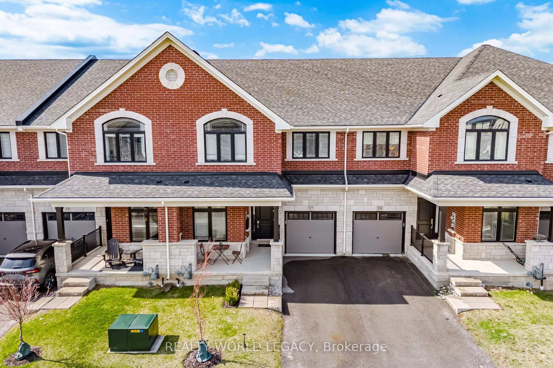 Photo 3 of 37 Westfield Crescent, Hamilton, Waterdown — HOMEH