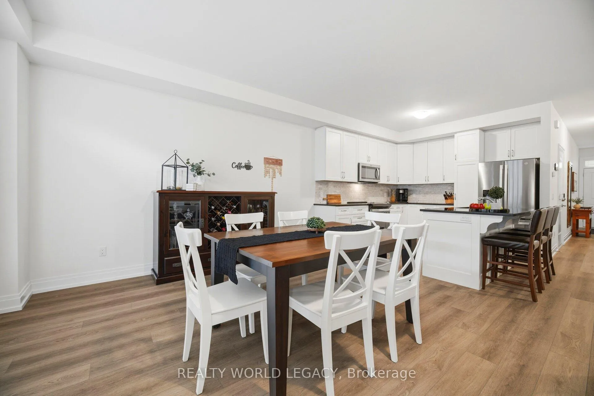 Photo 16 of 37 Westfield Crescent, Hamilton, Waterdown — HOMEH