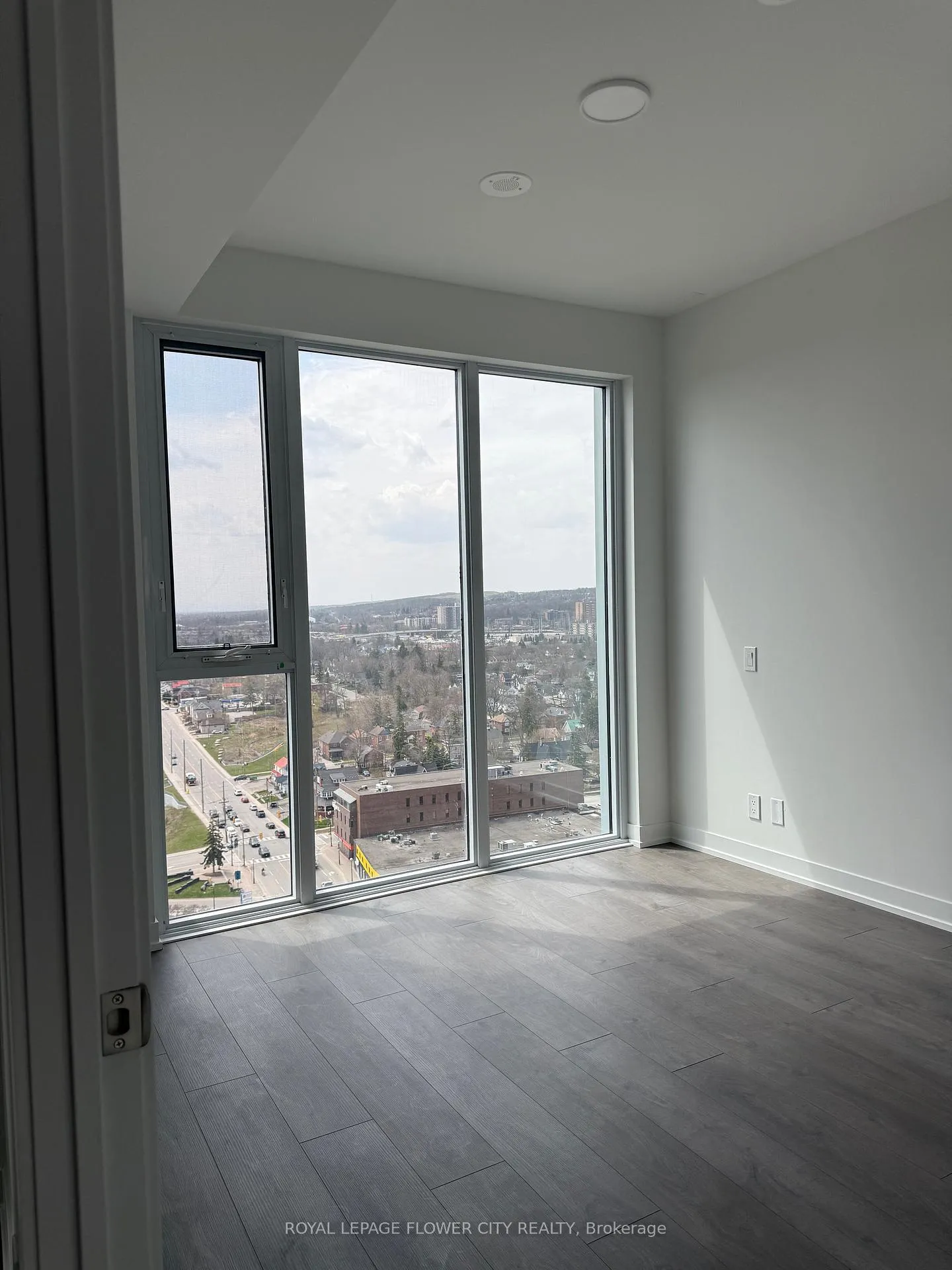 Photo 6 of Unit 1801, 39 Mary Street, Barrie, City Centre — HOMEH