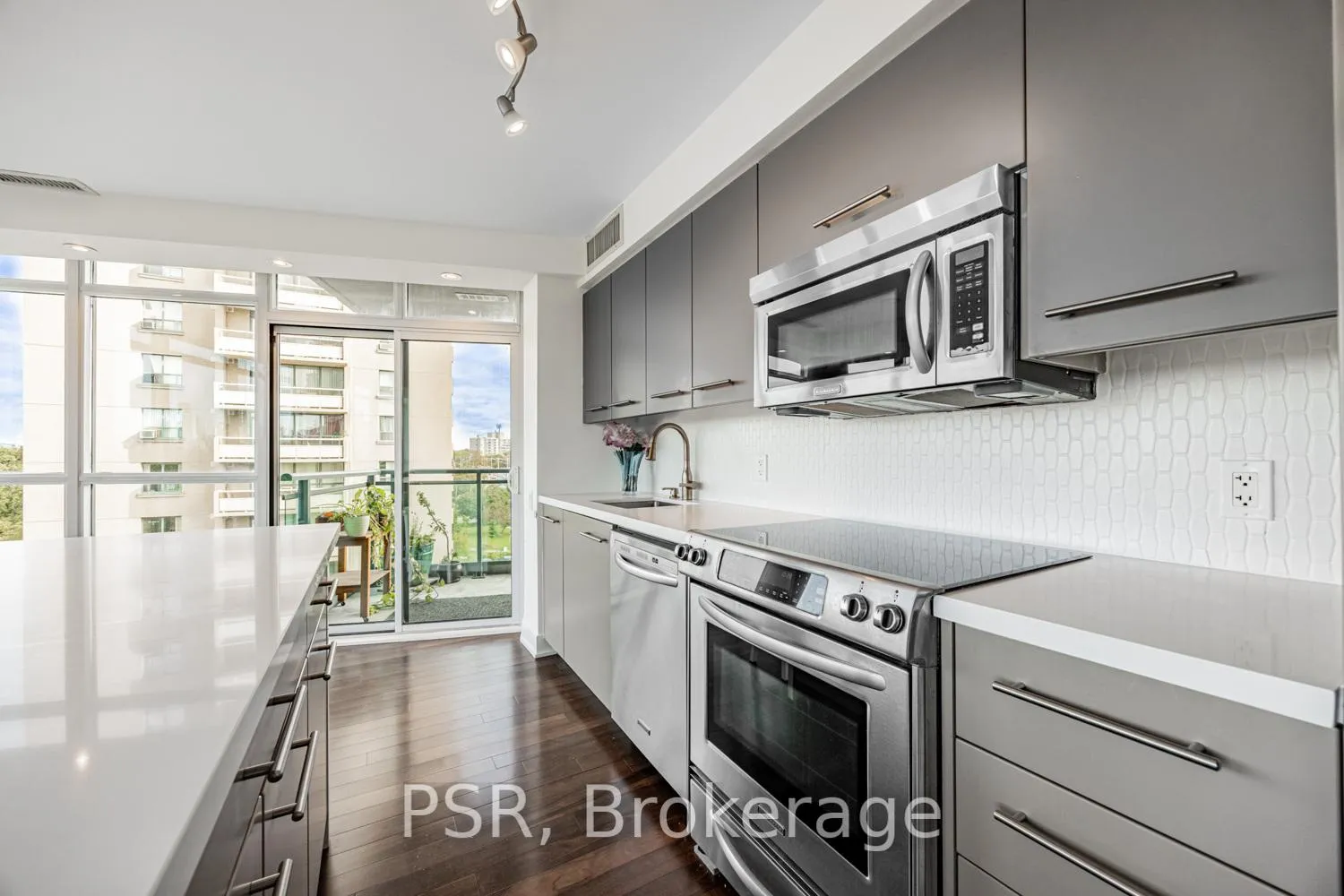 Photo 3 of Unit 708, 1048 Broadview Avenue, Toronto, Broadview North — HOMEH
