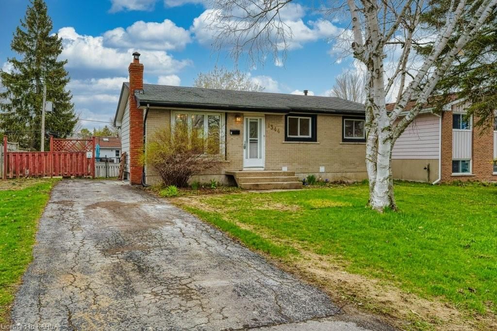 Front of Unit 2, 1344 Waverley Crescent