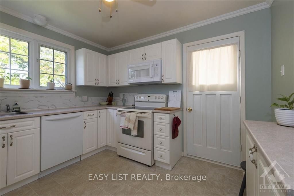 Photo 4 of 731 DEMPSTER Dr, Gananoque — HOMEH