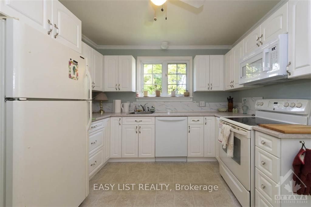 Photo 5 of 731 DEMPSTER Dr, Gananoque — HOMEH