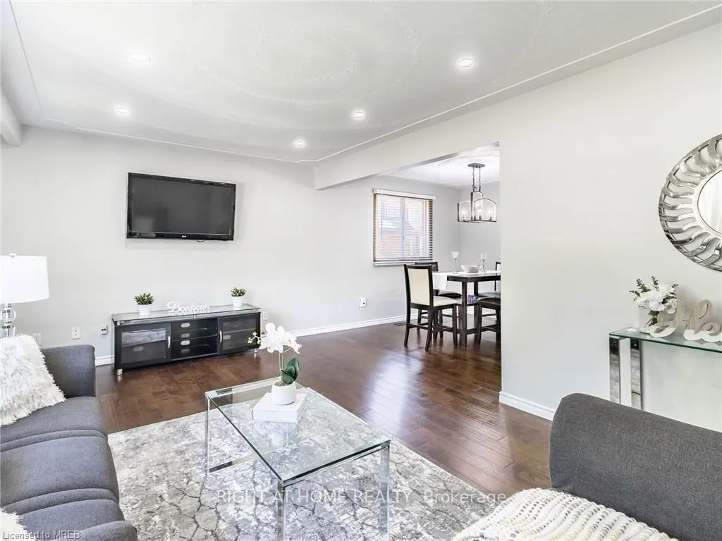 Photo 5 of 189 Northlake Drive, Waterloo — HOMEH
