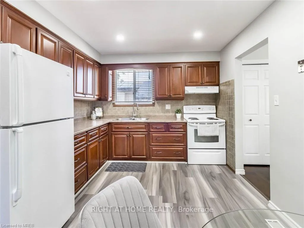 Photo 11 of 189 Northlake Drive, Waterloo — HOMEH