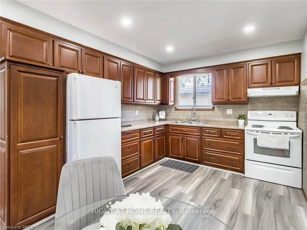 Photo 13 of 189 Northlake Drive, Waterloo — HOMEH