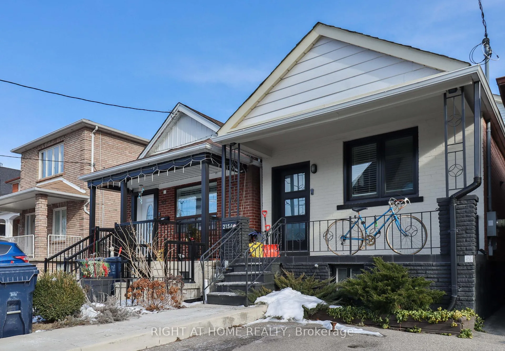 Front of Unit Bsmt, 215A Chambers Avenue