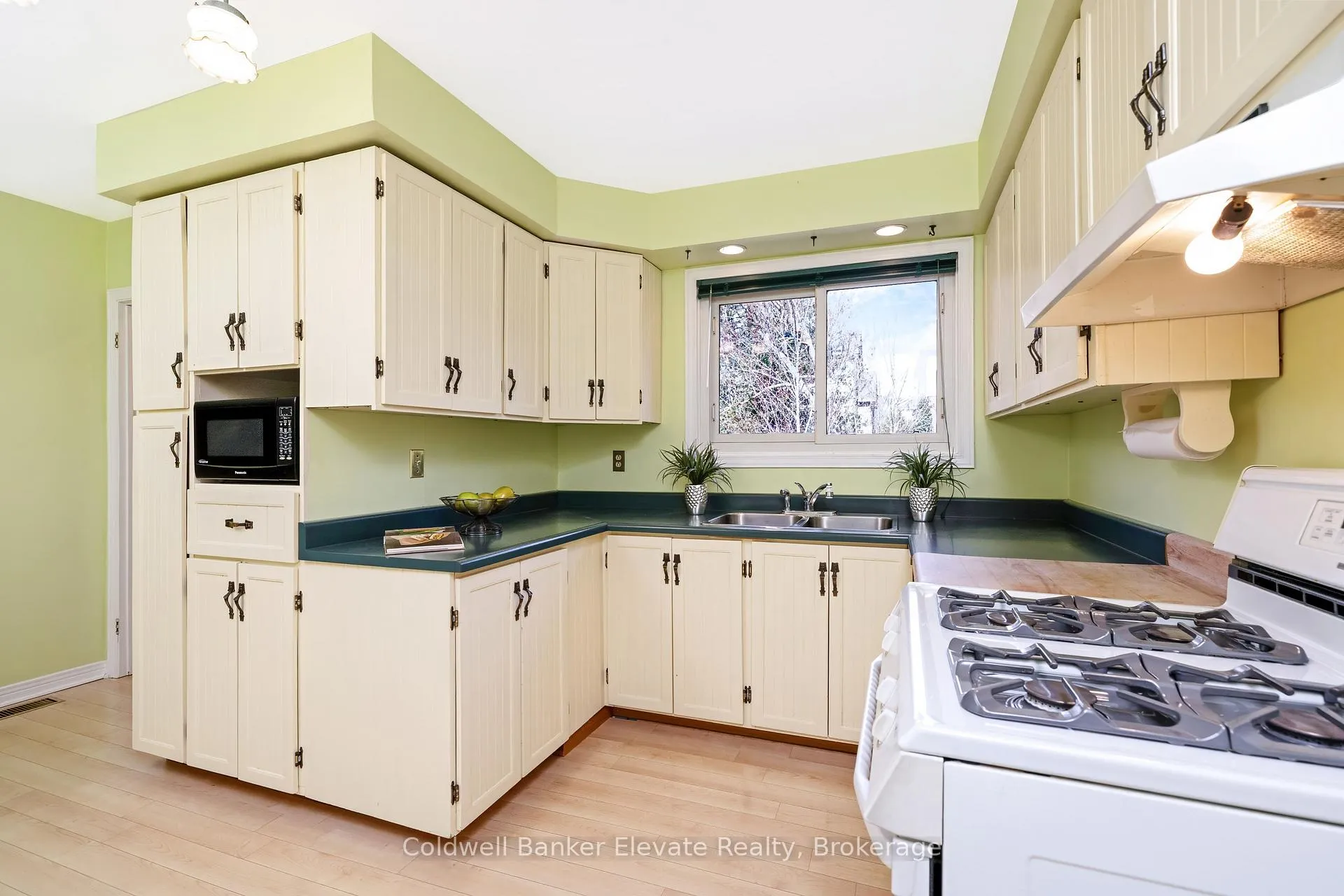 Photo 15 of 65 John Street, Halton Hills, Georgetown — HOMEH