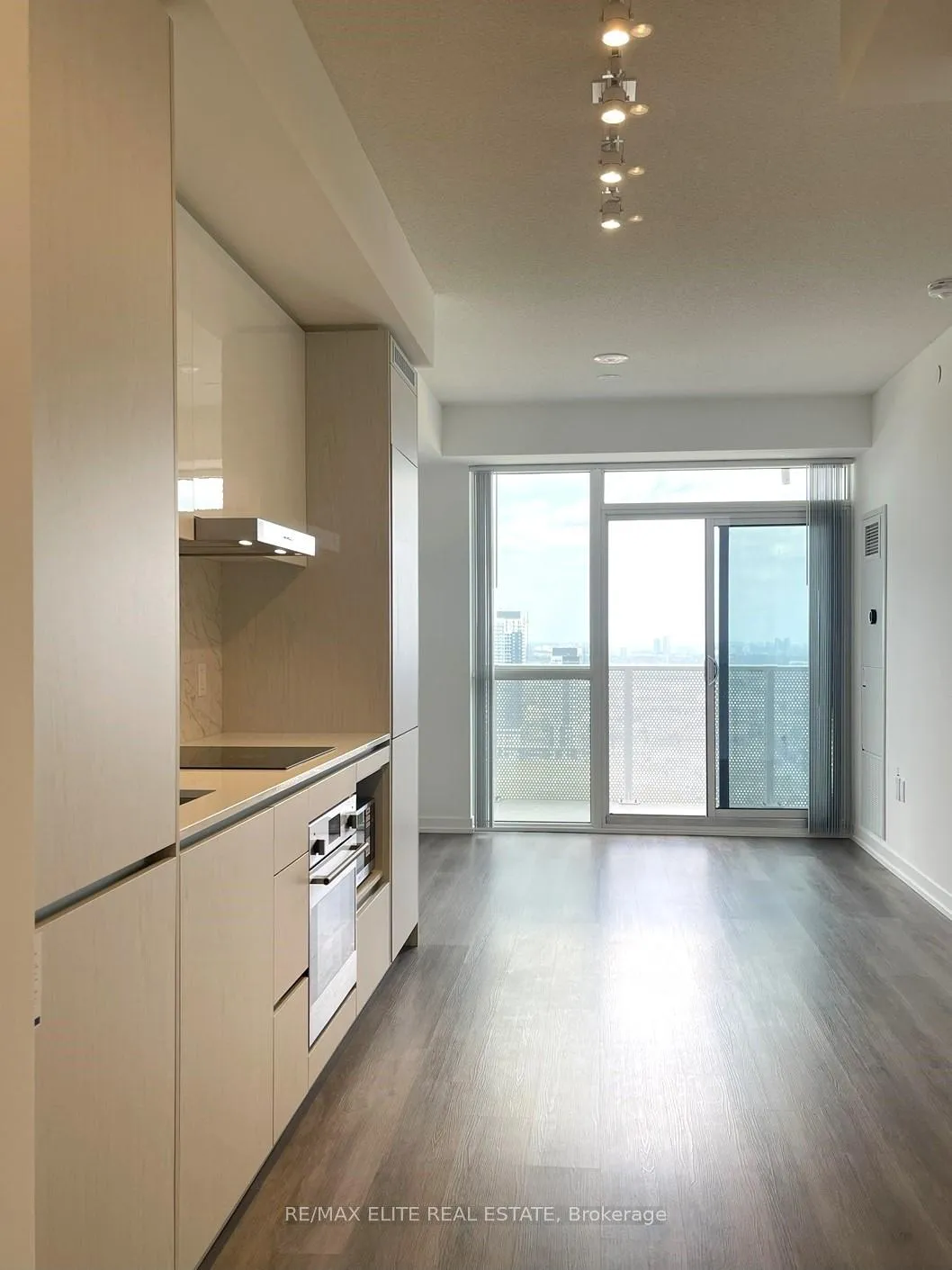 Photo 2 of Unit 4207, 28 Interchange Way, Vaughan, Vaughan Corporate Centre — HOMEH