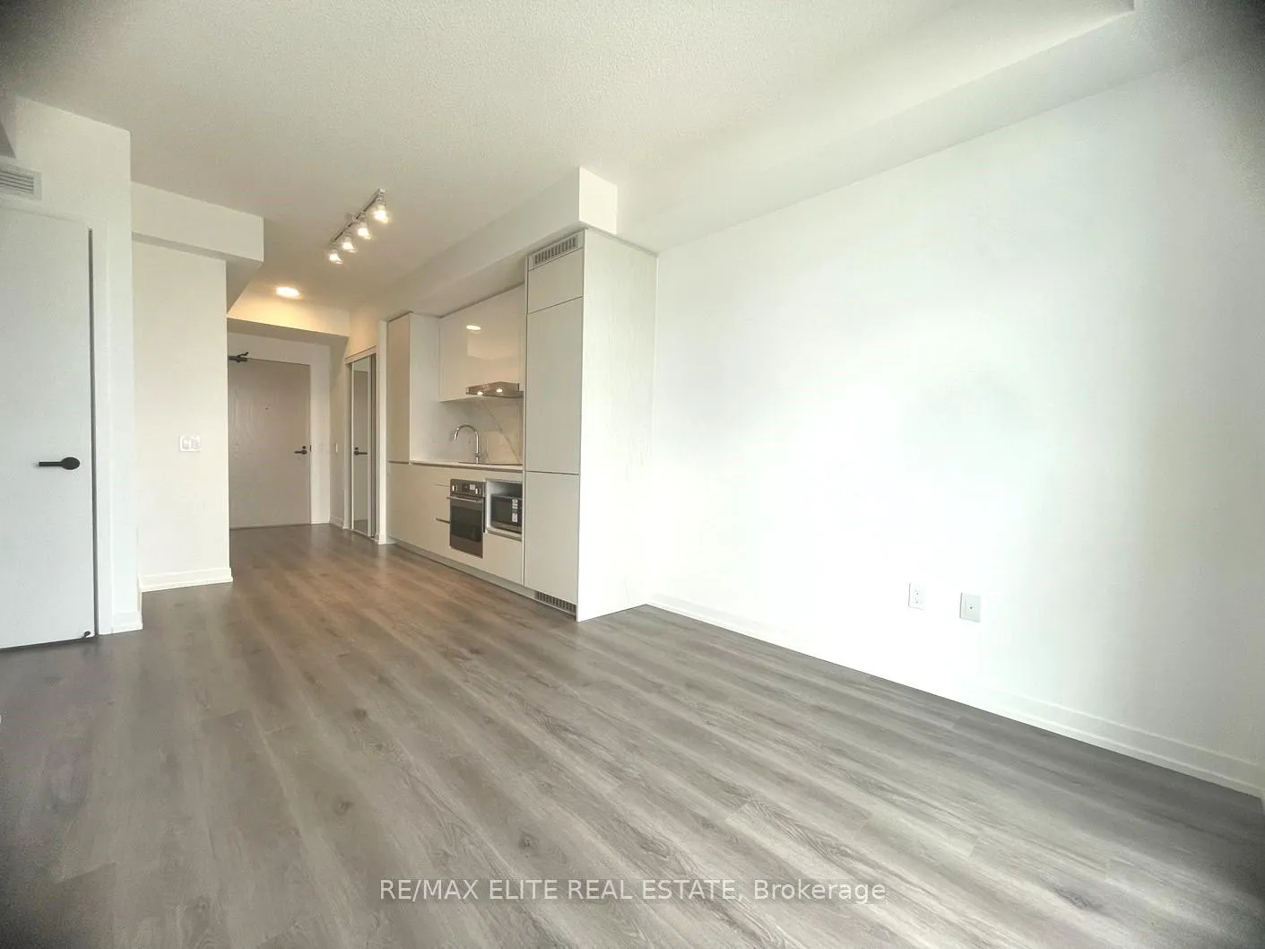 Photo 4 of Unit 4207, 28 Interchange Way, Vaughan, Vaughan Corporate Centre — HOMEH