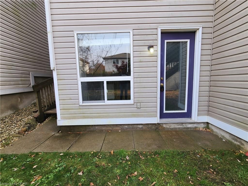 Photo 2 of 17 Boulder Crescent, Guelph, Clairfields/Hanlon Business Park — HOMEH