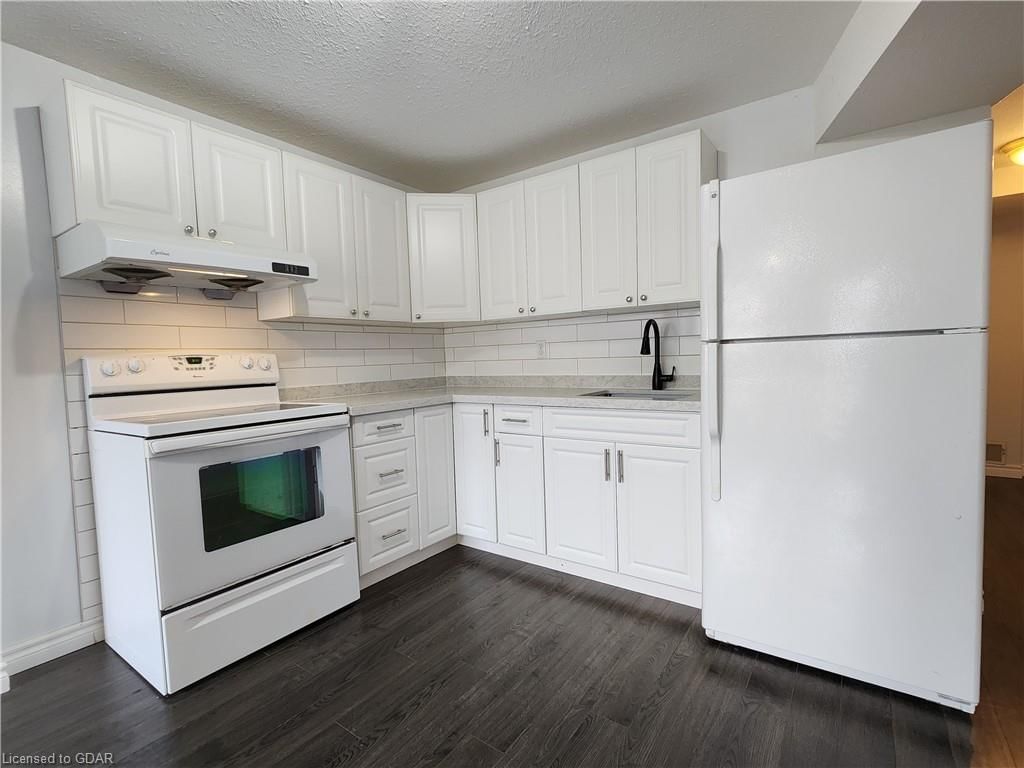 Photo 5 of 17 Boulder Crescent, Guelph, Clairfields/Hanlon Business Park — HOMEH
