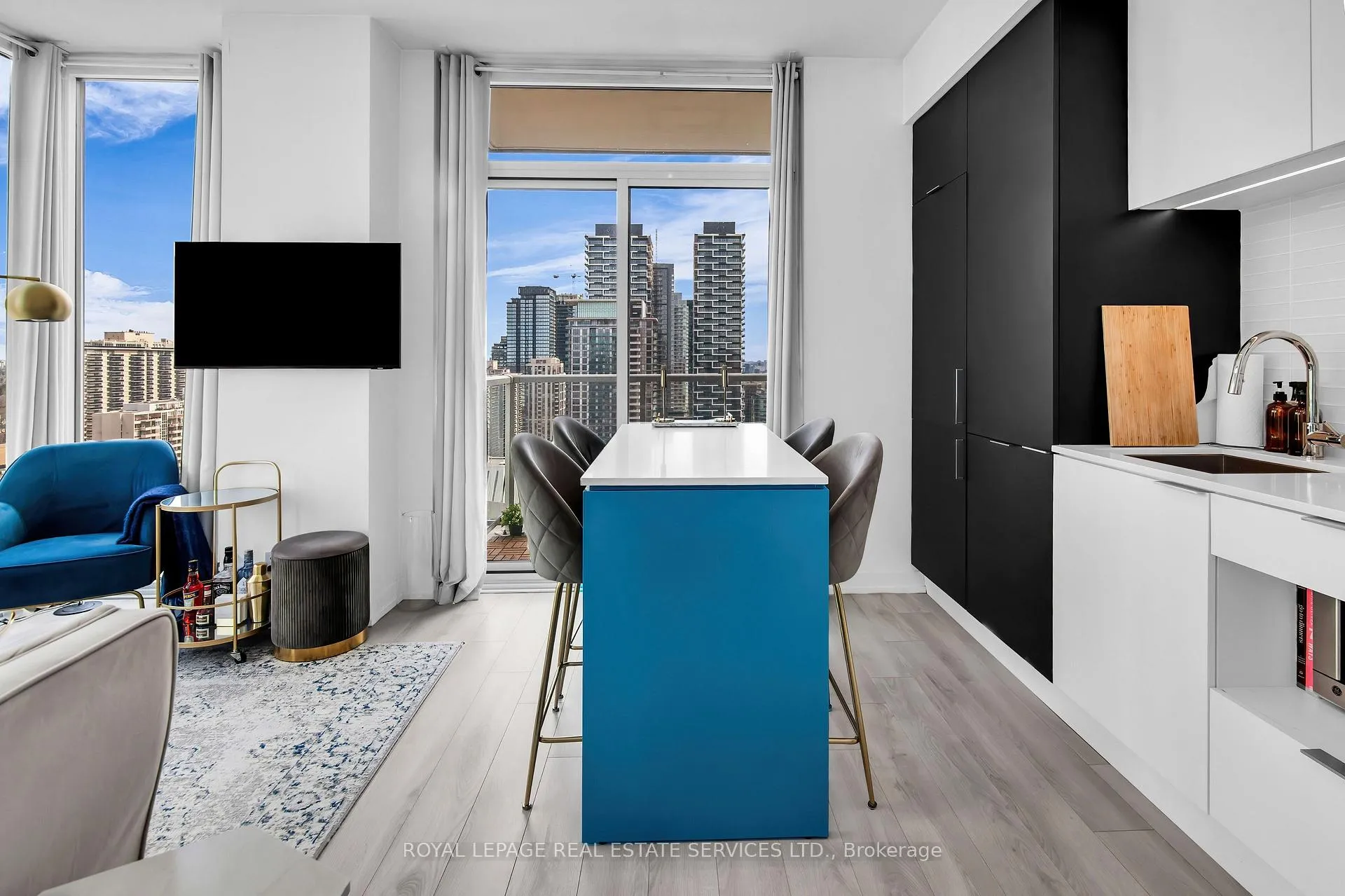 Photo 6 of Unit 1703, 33 Helendale Avenue, Toronto, Yonge-Eglinton — HOMEH