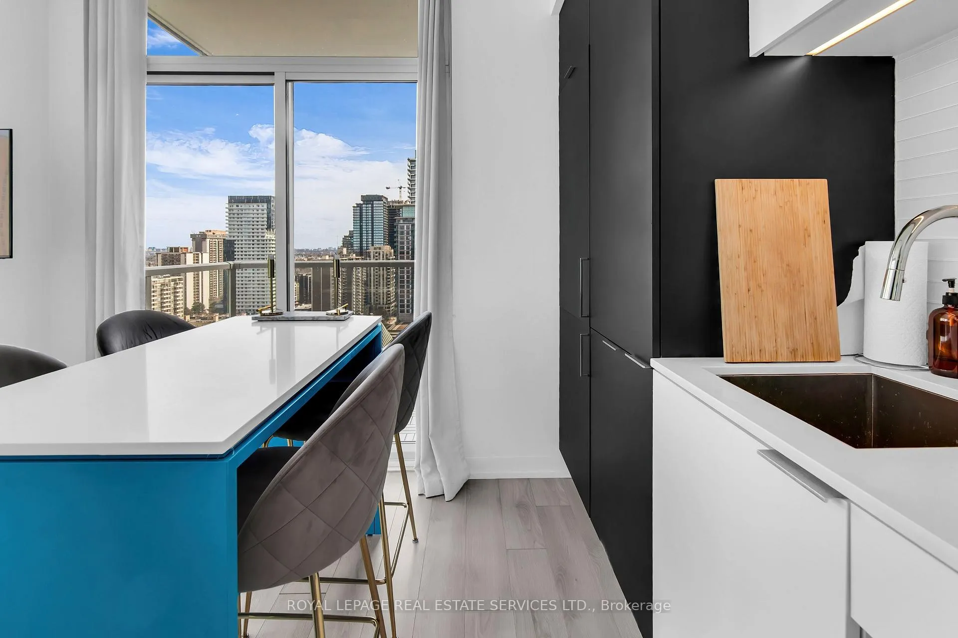 Photo 9 of Unit 1703, 33 Helendale Avenue, Toronto, Yonge-Eglinton — HOMEH