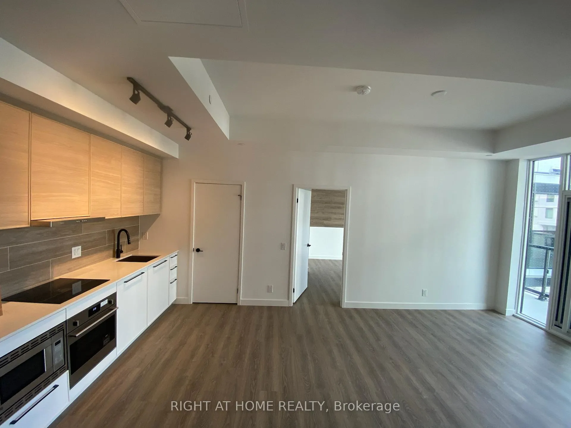 Photo 3 of Unit 825, 1050 Eastern Avenue, Toronto, The Beaches — HOMEH