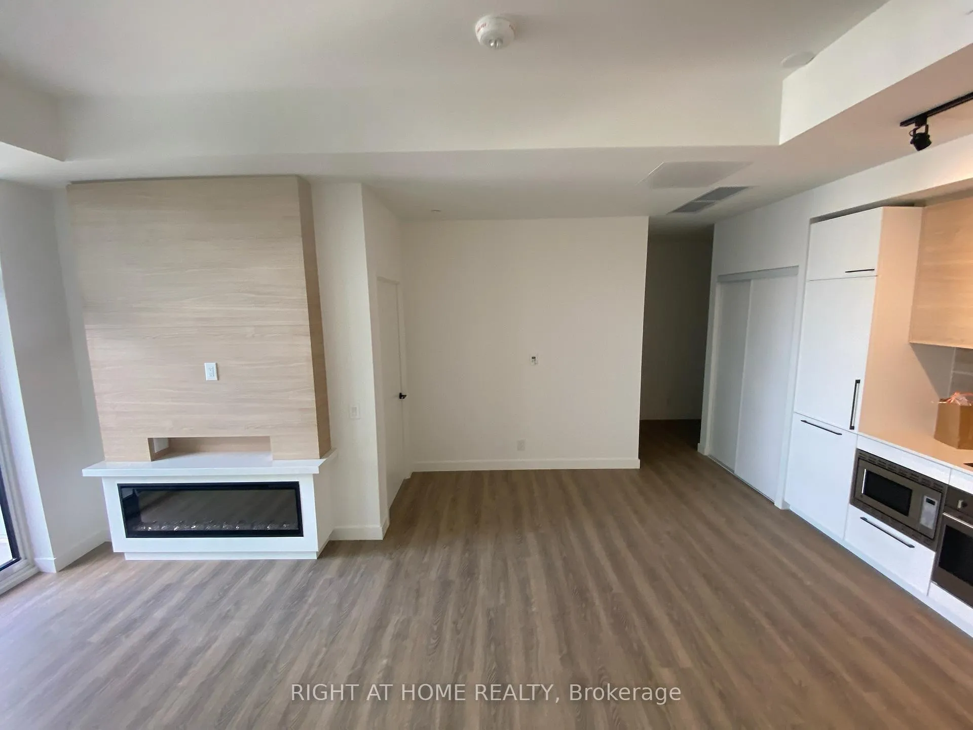 Photo 5 of Unit 825, 1050 Eastern Avenue, Toronto, The Beaches — HOMEH