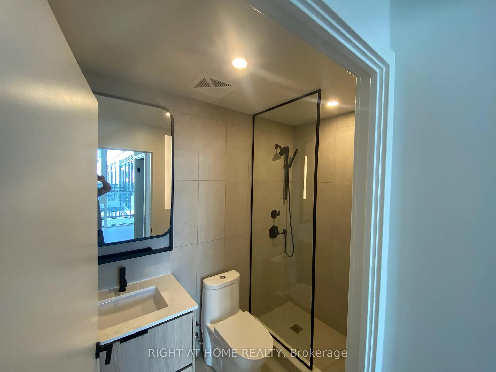 Photo 9 of Unit 825, 1050 Eastern Avenue, Toronto, The Beaches — HOMEH