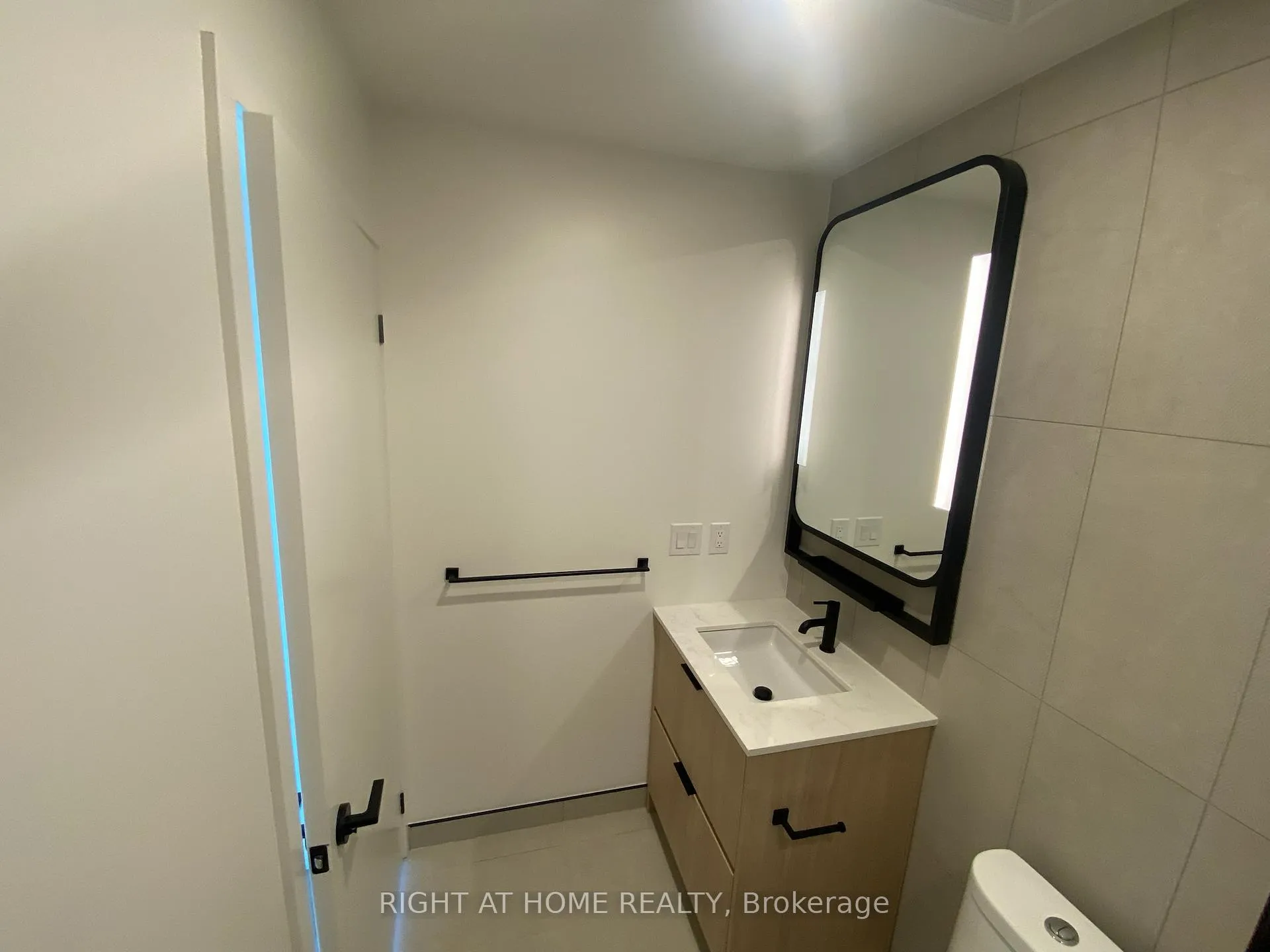 Photo 11 of Unit 825, 1050 Eastern Avenue, Toronto, The Beaches — HOMEH